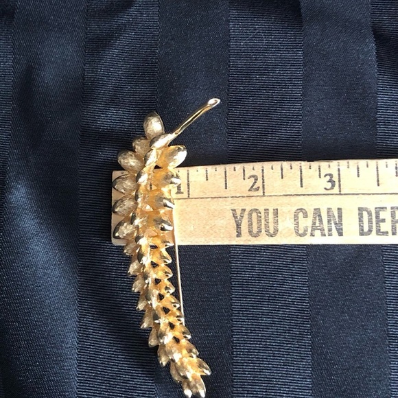 Vtg Gold Tone Leaf Brooch - Picture 8 of 8